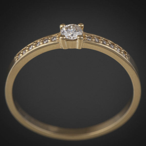 Anillo en oro amarillo de 18kt con brillantes de 0,20 qt.