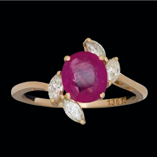 Anillo de oro amarillo de 14 K. con rub&iacute; talla oval (1,46 cts.) y diamantes talla marquise (0,32 cts.).