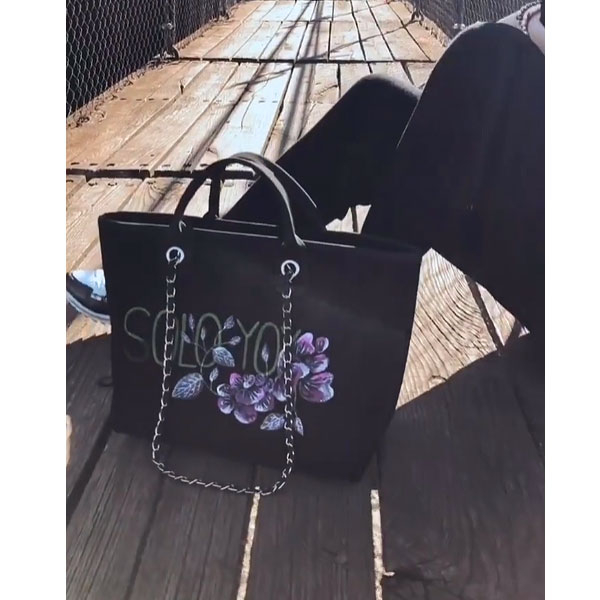 SOLO YOY. &quot;Detalle floral&quot; Acuarela pintada a mano sobre piel (bolso de lujo). 2024