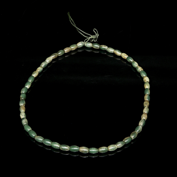 Collar de cincuenta cuentas de jade en tonos verdes.  Dinastía Qing (1644–1912) o posterior.