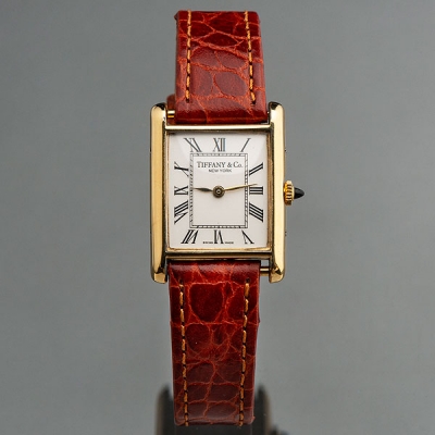 Reloj Tiffany &amp; Co New York con caja en metal y plaqué dorado con mecanismo a cuerda.
