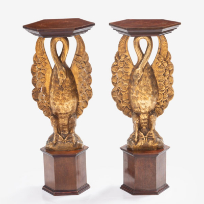 Pareja de tallas en madera dorada representando cisnes. Base y encimera en madera de caoba.   &Eacute;poca: S. XVIII - S. XIX
