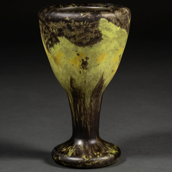 Jarrón en cristal soplado Art Nouveau Daum Nancy. Francia, 1920-30.