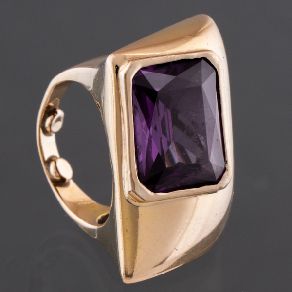 Anillo en oro amarillo de 18kt con amatista central