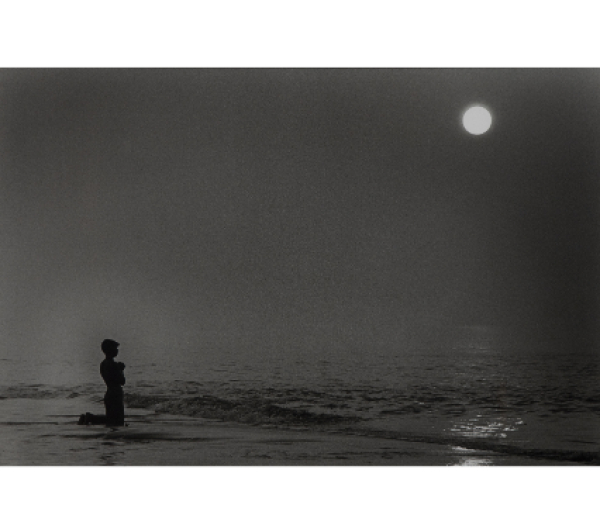 CRISTINA GARCÍA RODERO (Puertollano, Ciudad Real, 1949)  Oración al sol, Sagar Mela, India, 2002   Fotografía blanco y negro. 