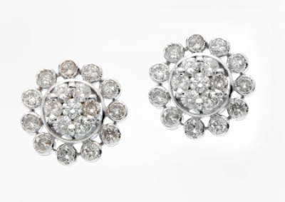 Pendientes en oro blanco en forma de flor con orla de diamantes talla brillante