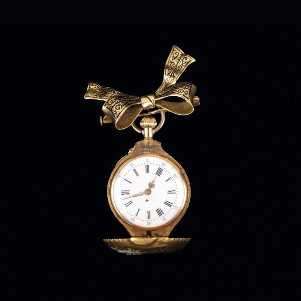 Reloj de bolsillo para señora realizado en forma de perfumista en oro amarillo de 18 K. con esmaltes y rosetón de diamantes.  