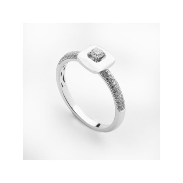 Sortija solitario en oro blanco con diamante talla brillante central y laterales, con un peso total de 0,25 cts. aprox.