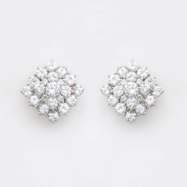 Pendientes en oro blanco con diamantes talla brillante dispuestos en cascada y engastados en garras.
