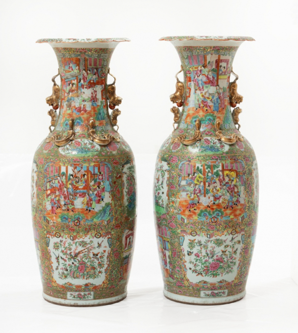 Pareja de jarrones orientales S. XIX en porcelana policromada y dorada con medallones representando diferentes escenas de corte y costumbristas con personajes, Geishas, niños, etc.