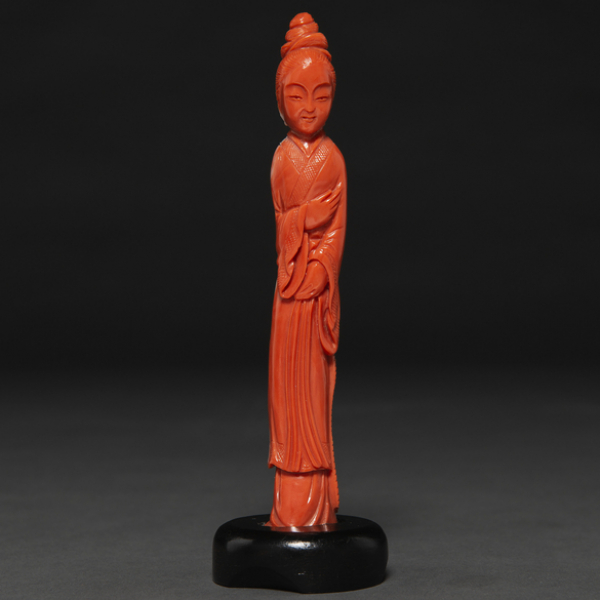 "Dama" Figura escultórica realizada en coral rojo tallado. Trabajo Chino, primer tercio del siglo XX