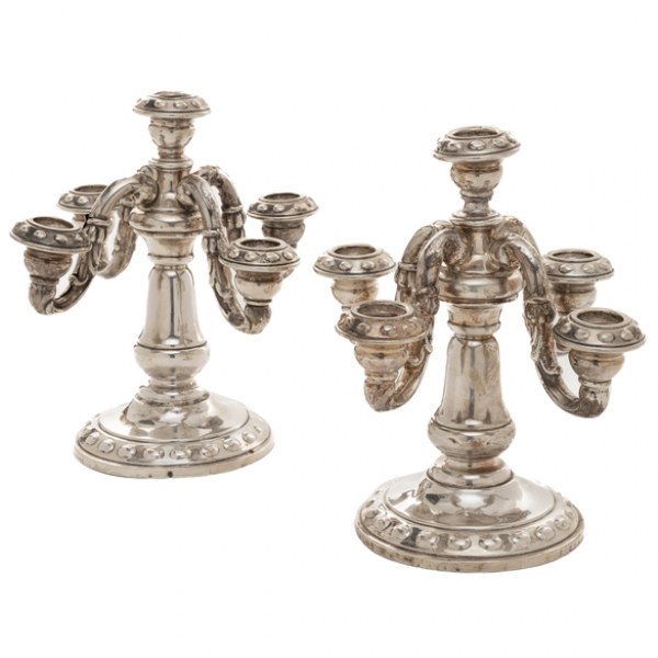 Pareja de candelabros de cinco luces en plata espa&ntilde;ola y punzonada del siglo XX.
