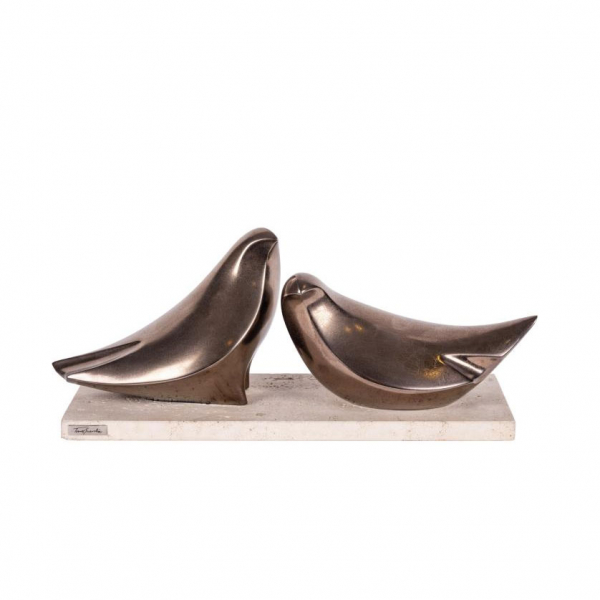 José Torres Guardia. "Dos palomas". Escultura realizada en cerámica patinada sobre peana de piedra.