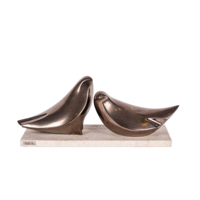 Jos&eacute; Torres Guardia. "Dos palomas". Escultura realizada en cer&aacute;mica patinada sobre peana de piedra.