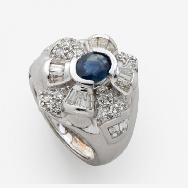 Sortija en oro blanco con zafiro central y diamantes talla brillante con un peso total de 0,50 cts. aprox.
