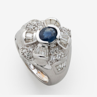 Sortija en oro blanco con zafiro central y diamantes talla brillante con un peso total de 0,50 cts. aprox.