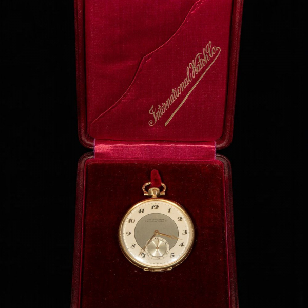 IMPORTANTE RELOJ CRONÓGRAFO DE BOLSILLO IWC EN ORO DE 18K, AÑOS 20. 