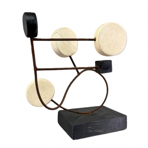 Loló Soldevilla. "Sin título (1955)". Escultura realizada en madera y hierro pintado al óleo. Firmada y fechada (55) en la base.