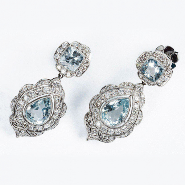 Delicados pendientes largos estilo art-dec&oacute;, en platino y blancos diamantes, talla brillante, con centros de aguamarinas naturales 