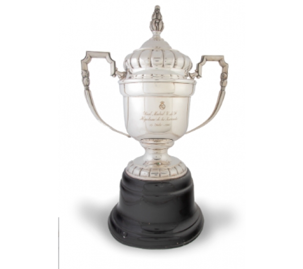 Copa del Real Madrid en metal plateado  "Real Madrid C de F. Hipodromo de la Zarzuela, 14 de julio de 1968".
