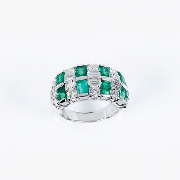Sortija en s&oacute;lida montura de oro blanco 18 K con limpios y blancos diamantes, talla brillante y baguette, y bonitas esmeraldas 