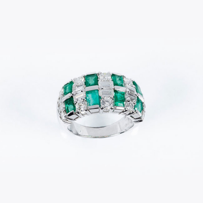 Sortija en s&oacute;lida montura de oro blanco 18 K con limpios y blancos diamantes, talla brillante y baguette, y bonitas esmeraldas 