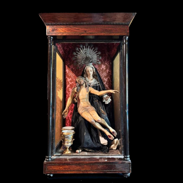 Conjunto devocional de "La Piedad": Cristo Yacente (siglo XVII) y Nuestra Señora de los Dolores (siglo XIX). 