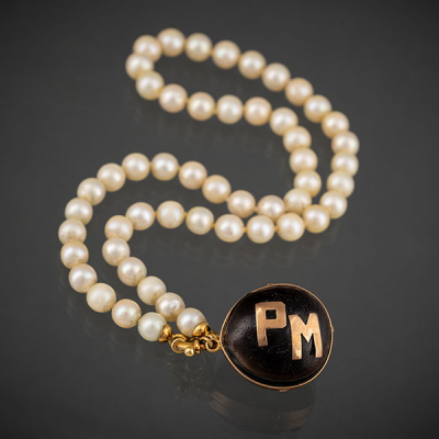 Collar de perlas cultivadas con cierre en oro amarillo de 18 kt. con colgante de diámetro.