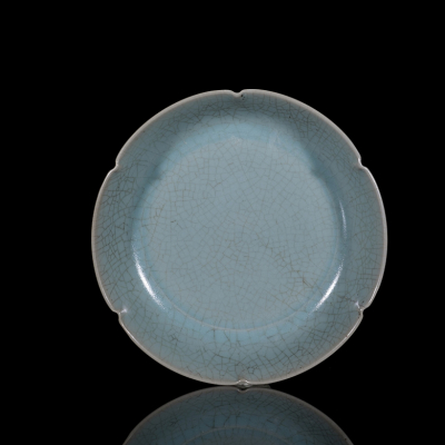 Plato de cer&aacute;mica esmaltada "Ruyao", dinast&iacute;a Song. 