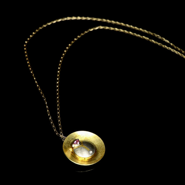 Gargantilla de oro amarillo 18K con colgante de diseño contemporáneo de platino y gema. 