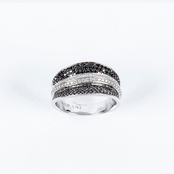 Sortija en sólida montura de oro blanco 18 K con motivo convexo de bandas ondulantes en pavé de diamantes naturales 