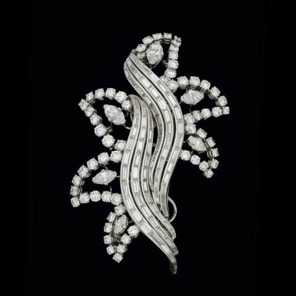 Broche de oro 18 K y platino con brillantes y diamantes. En estuche de Weber &amp; C&iacute;e S.A 