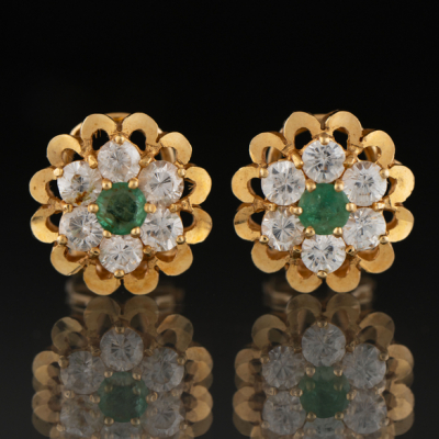Pareja de pendientes en forma de flor oro amarillo de 18 kt con esmeralda central.