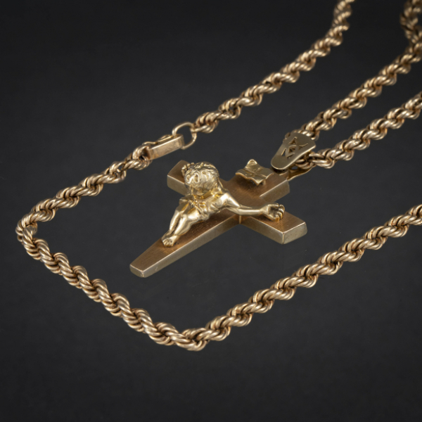 Cadena sogueada y colgante de cristo siguiendo modelos de Salvador Dalí.