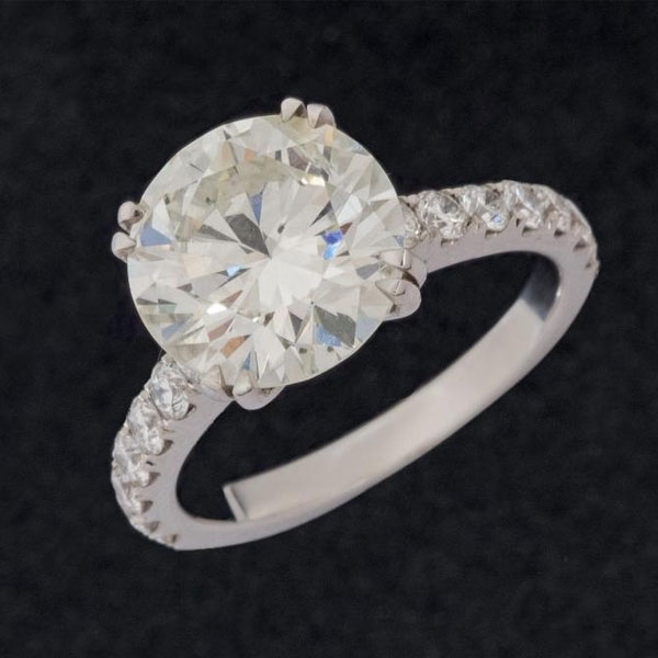 Anillo de oro blanco de 18 K. con brillante de 4 cts.