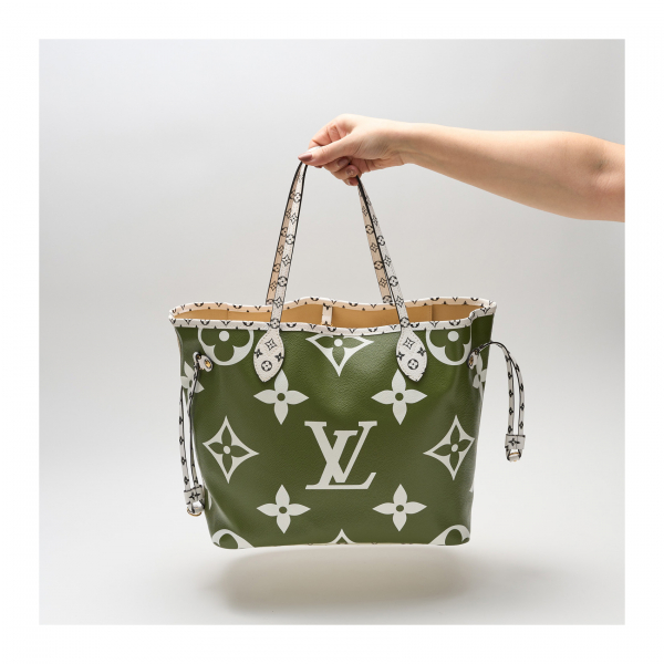 LOUIS VUITTON. Bolso modelo «Neverfull Giant Monogram» de edición limitada bitonal, en un frente de tonalidad verde oliva y en el otro de tonalidad ocre.