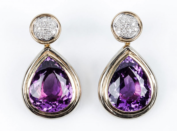 Pendientes vintage en sólida montura de oro amarillo con una gran amatista natural, talla perilla 