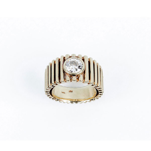 Anillo solitario en montura ancha de oro amarillo 