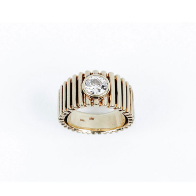 Anillo solitario en montura ancha de oro amarillo 