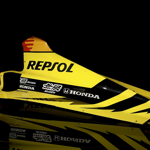 Cubierta de motor firmada escuder&iacute;a Jordan F1, temporada 1998. 