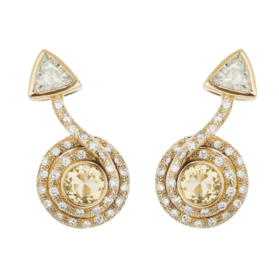 Pendientes en oro con citrino central talla redonda de 7 mm. y diamantes tallas triángulo y brillante engastados en chatón y pavé.