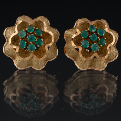 Elegante pareja de pendientes en forma de flor en oro amarillo de 18kt con esmeraldas.