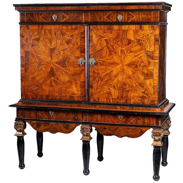 Cabinet francés con decoración de marquetería 