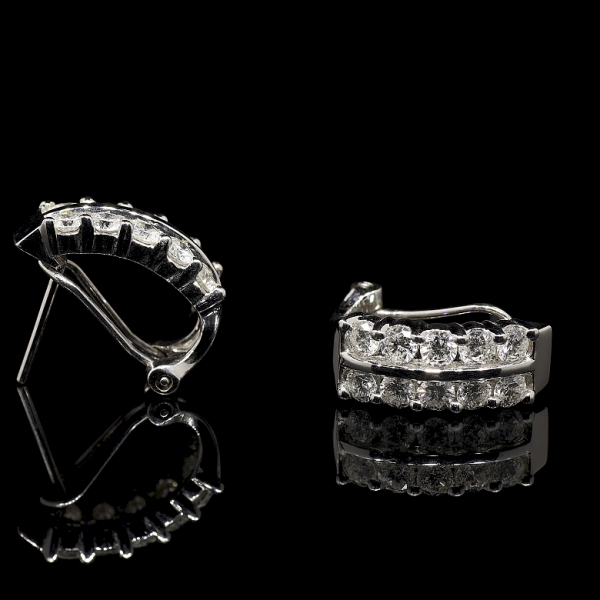 Par de pendientes en oro blanco de 18k y diamantes. 