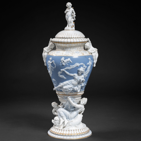 Gran jarrón en porcelana alemana del siglo XIX-XX. Decorado con escenas clásicas en relieve y decoración en dorado.