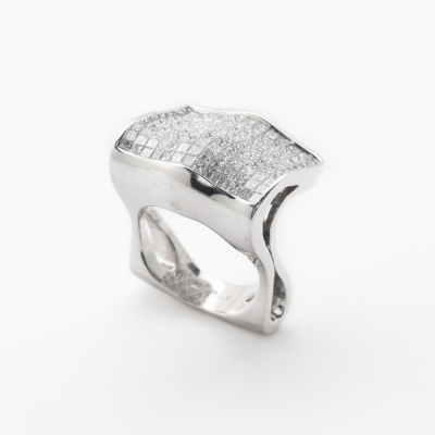 Sortija en oro blanco con frente rectangular ondulado cuajado de diamantes talla princesa engastados en invisible.
