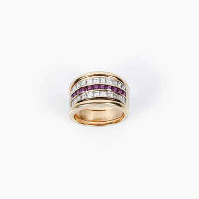 Sortija ancha en sólida montura oro amarillo 18 K, con una banda central de bellos rubíes calibrados 