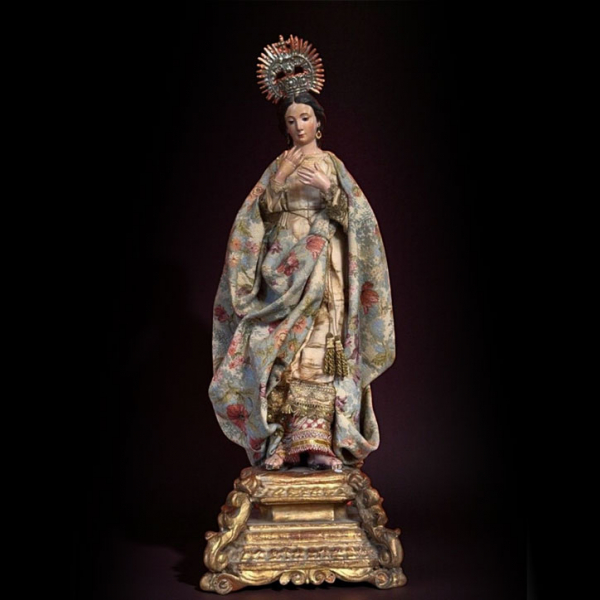 "Virgen de vestir con corona de plata". Escuela Española. Siglo XVIII.   Escultura en madera tallada y policromada