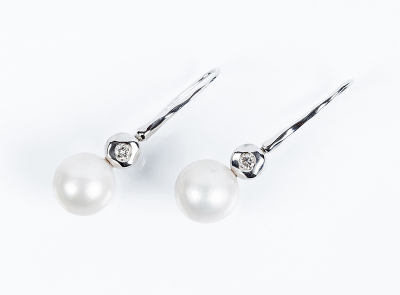 Pendientes largos en zarcillo de oro blanco con un limpio y blanco diamante, talla brillante, en chatón, sobre perfecta perla cultivada, esférica de 11,9 mm