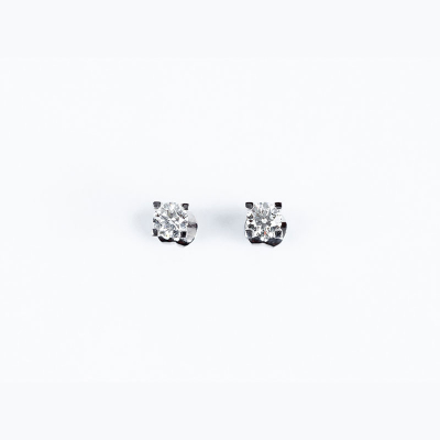 Pendientes solitario en oro blanco con un limpio y blanco diamante, talla brillante, en cuatro fuertes garras 
